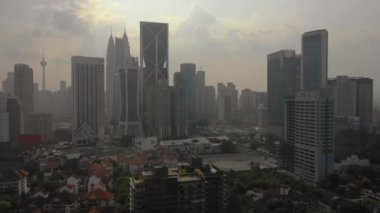 Kuala Lumpur, Malezya - 25 Eylül 2018: güneşli gün kuala lumpur şehir merkezinde sis panorama 4k dolaylarında 25 Eylül 2018 Kuala lumpur, Malezya.