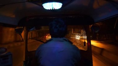 Bangalore, Hindistan - 17 Eylül 2018: gece aydınlatmalı bangalore şehir çekçek yol gezisi yolcu pov panorama 4k yaklaşık 17 Eylül 2018 bangalore, hindistan.