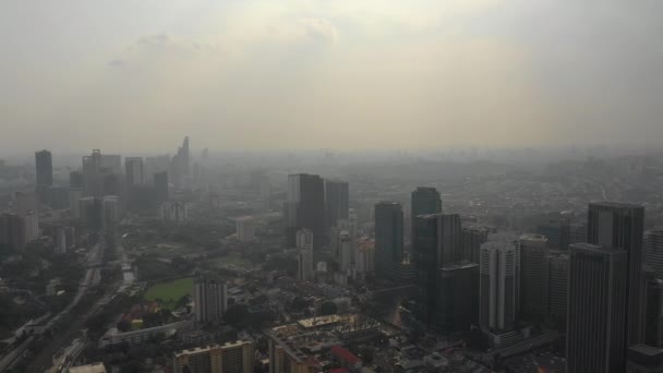 马来西亚吉隆坡 2018年9月25日 阳光明媚的考拉隆重的市中心 在雾空中全景4K大约在2018年9月25日 考拉隆重的9月25日 马来西亚人 — 图库视频影像