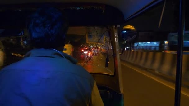 バンガロール インド 2018 夜の時間照らされたバンガロール市人力車ロードトリップ乗客ポブパノラマ4K周り 2018 バンガロール インド — ストック動画