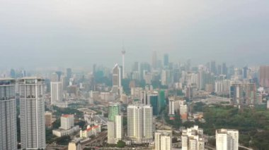 Kuala Lumpur, Malezya - 25 Eylül 2018: güneşli gün kuala lumpur şehir merkezinde sis panorama 4k dolaylarında 25 Eylül 2018 Kuala lumpur, Malezya.