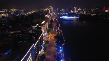 Sanya, Çin - 1 Ekim 2018: Körfez Panoraması 4 k timelapse 1 Ekim 2018 yaklaşık yürüme gece ışıklı sanya şehir nehir hainan Adası Çin.