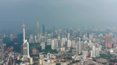 Kuala Lumpur, Malezya - 25 Eylül 2018: güneşli gün kuala lumpur şehir merkezinde sis panorama 4k dolaylarında 25 Eylül 2018 Kuala lumpur, Malezya.