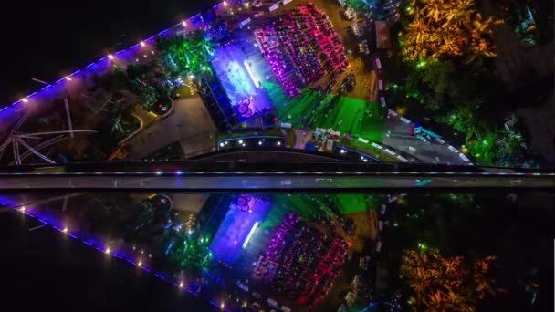 三亚城市夜景照明酒店度假村瑜伽课程屋顶全景4K 时间拉威海南岛中国 — 图库视频影像