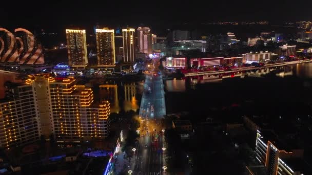 中国三亚 2018年10月1日 夜间灯火通明的三亚城市河步道湾全景4K 时间拉圈子2018年2018年10月1日海南岛中国 — 图库视频影像