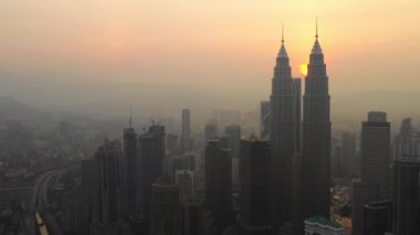 Kuala Lumpur, Malezya - 25 Eylül 2018: Akşam kuala lumpur şehir merkezi havacılık panorama 4k circa 25 Eylül 2018 kuala lumpur, malezya.