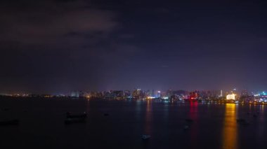 Sanya, Çin - 1 Ekim 2018: Körfez Panoraması 4 k timelapse 1 Ekim 2018 yaklaşık yürüme gece ışıklı sanya şehir nehir hainan Adası Çin.