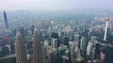 Kuala Lumpur, Malezya - 25 Eylül 2018: güneşli gün kuala lumpur şehir merkezinde sis panorama 4k dolaylarında 25 Eylül 2018 Kuala lumpur, Malezya.