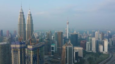 Kuala Lumpur, Malezya - 25 Eylül 2018: güneşli gün kuala lumpur şehir merkezinde sis panorama 4k dolaylarında 25 Eylül 2018 Kuala lumpur, Malezya.