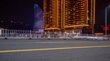 Sanya, Hainan - 30 Eylül 2018: gece saat ışıklı sanya şehir trafik sokak kavşak hava panorama timelapse 4k 30 Eylül 2018 yaklaşık sanya, hainan, Çin.