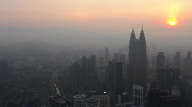 Kuala Lumpur, Malezya - 25 Eylül 2018: Akşam kuala lumpur şehir merkezi havacılık panorama 4k circa 25 Eylül 2018 kuala lumpur, malezya.