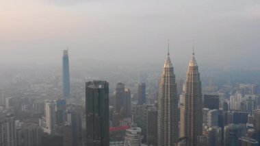 Kuala Lumpur, Malezya - 25 Eylül 2018: güneşli gün kuala lumpur şehir merkezinde sis panorama 4k dolaylarında 25 Eylül 2018 Kuala lumpur, Malezya.