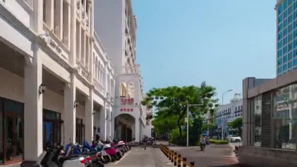 Ηλιόλουστη Ημέρα Πόλη Sanya Κεντρικό Δρόμο Περπάτημα Κίνα Νησί Χαϊνάν — Αρχείο Βίντεο