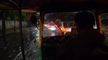 Bangalore, Hindistan - 17 Eylül 2018: gece aydınlatmalı bangalore şehir çekçek yol gezisi yolcu pov panorama 4k yaklaşık 17 Eylül 2018 bangalore, hindistan.