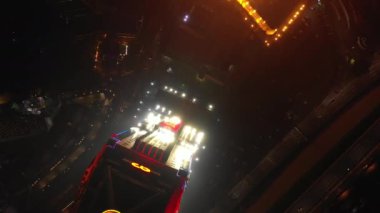 gece 4 k Malezya kuala lumpur şehir şehir merkezinde hava topdown panorama uçuş