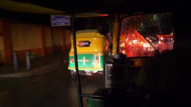 Bangalore, Hindistan - 17 Eylül 2018: gece aydınlatmalı bangalore şehir çekçek yol gezisi yolcu pov panorama 4k yaklaşık 17 Eylül 2018 bangalore, hindistan.