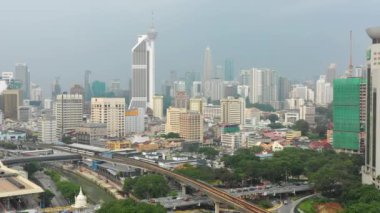 Kuala Lumpur, Malezya - 25 Eylül 2018: güneşli gün kuala lumpur şehir merkezinde sis panorama 4k dolaylarında 25 Eylül 2018 Kuala lumpur, Malezya.