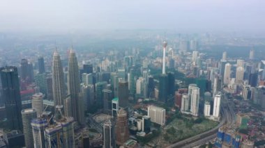 Kuala Lumpur, Malezya - 25 Eylül 2018: güneşli gün kuala lumpur şehir merkezinde sis panorama 4k dolaylarında 25 Eylül 2018 Kuala lumpur, Malezya.
