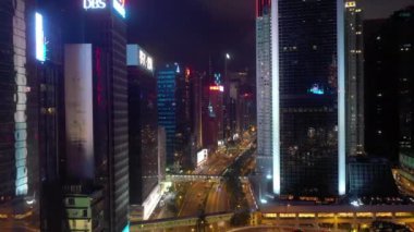 Işıklı gece uçuşu hong kong şehir trafik sokak yol defne hava panorama 4k üzerinde