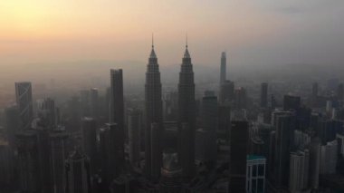 Kuala Lumpur, Malezya - 25 Eylül 2018: Akşam kuala lumpur şehir merkezi havacılık panorama 4k circa 25 Eylül 2018 kuala lumpur, malezya.