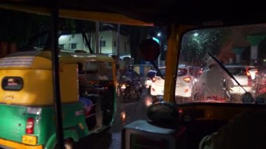 Bangalore, Hindistan - 17 Eylül 2018: gece aydınlatmalı bangalore şehir çekçek yol gezisi yolcu pov panorama 4k yaklaşık 17 Eylül 2018 bangalore, hindistan.