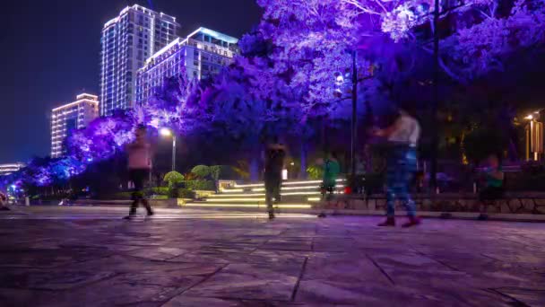 晚上照亮三亚城市河湾舞蹈类全景4K 海南岛中国 — 图库视频影像