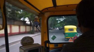 Bangalore, Hindistan - 17 Eylül 2018: gece aydınlatmalı bangalore şehir çekçek yol gezisi yolcu pov panorama 4k yaklaşık 17 Eylül 2018 bangalore, hindistan.