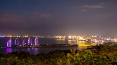 Sanya, Çin-Eylül 30 2018: gece Hainan Adası ünlü Sanya Phoenix otel havadan Panorama 4k Timelapse yaklaşık Eylül 30 2018 Sanya Hainan Çin.