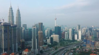 Kuala Lumpur, Malezya - 25 Eylül 2018: güneşli gün kuala lumpur şehir merkezinde sis panorama 4k dolaylarında 25 Eylül 2018 Kuala lumpur, Malezya.