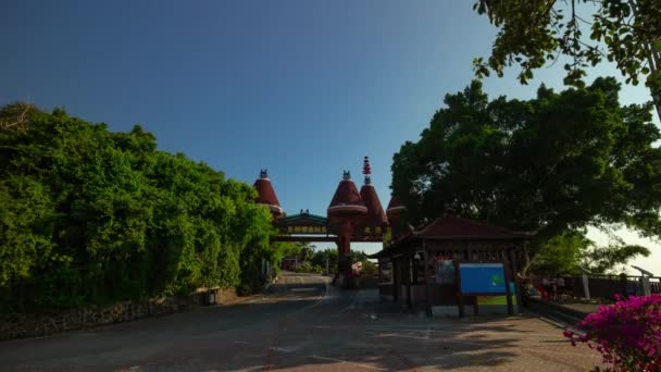 Soleado Noche Sanya Famoso Parque Superior Entrada Concurrida Panorama Timelapse — Vídeo de stock