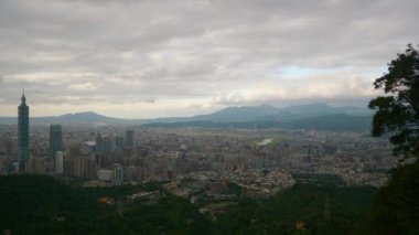 Gün zaman Taipei cityscape panorama. 4 k görüntüleri Çin