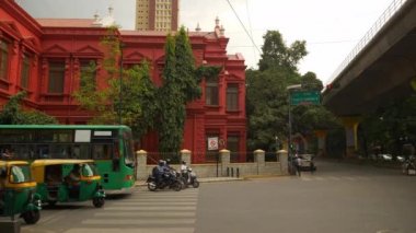 Bangalore, Hindistan - 17 Eylül 2018: gündüz bangalore şehir merkezi trafik sokak kaldırım panorama 4k circa 17 Eylül 2018 bangalore, hindistan.