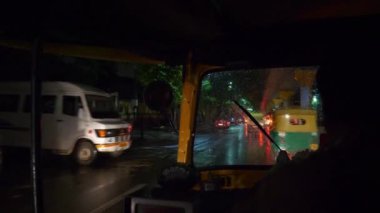 Bangalore, Hindistan - 17 Eylül 2018: gece aydınlatmalı bangalore şehir çekçek yol gezisi yolcu pov panorama 4k yaklaşık 17 Eylül 2018 bangalore, hindistan.