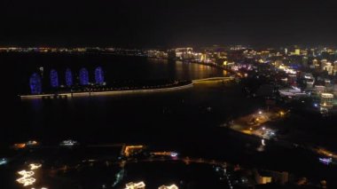 Sanya, Çin-Eylül 30 2018: gece Hainan Adası ünlü Sanya Phoenix otel havadan Panorama 4k yaklaşık Eylül 30 2018 Sanya Hainan Çin.