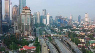 Kuala Lumpur, Malezya - 25 Eylül 2018: güneşli gün kuala lumpur şehir merkezinde sis panorama 4k dolaylarında 25 Eylül 2018 Kuala lumpur, Malezya.