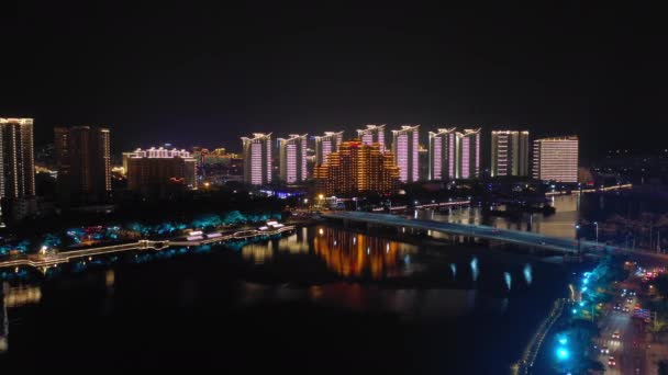 Sanya Κίνα Οκτωβρίου 2018 Νύχτα Φωτισμένη Sanya Πόλη Ποτάμι Περπατώντας — Αρχείο Βίντεο