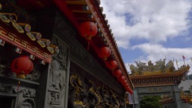 Taipei 'nin eski tapınağı. Taipei' nin en iyi dekorasyonu. 4k Tayvan.