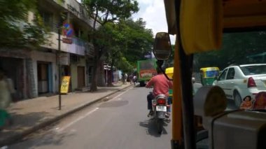 Bangalore, Hindistan - 17 Eylül 2018: gündüz bangalore şehir merkezi trafik sokak kaldırım panorama 4k circa 17 Eylül 2018 bangalore, hindistan.