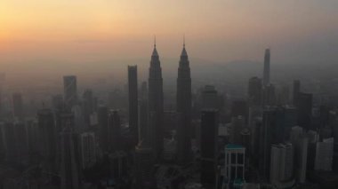 Kuala Lumpur, Malezya - 25 Eylül 2018: Akşam kuala lumpur şehir merkezi havacılık panorama 4k circa 25 Eylül 2018 kuala lumpur, malezya.