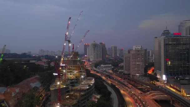 Illuminazione Crepuscolare Kuala Lumpur Traffico Cittadino Strada Costruzione Aerea Panorama — Video Stock