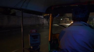 Bangalore, Hindistan - 17 Eylül 2018: gece aydınlatmalı bangalore şehir çekçek yol gezisi yolcu pov panorama 4k yaklaşık 17 Eylül 2018 bangalore, hindistan.