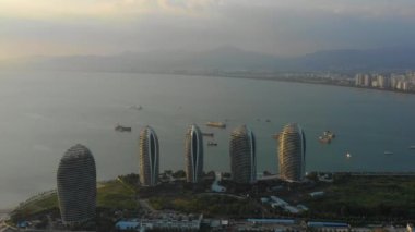 Sanya, Çin-Eylül 30 2018: Hainan Adası ünlü Sanya Phoenix otel havadan Panorama 4k yaklaşık Eylül 30 2018 Sanya Hainan Çin.