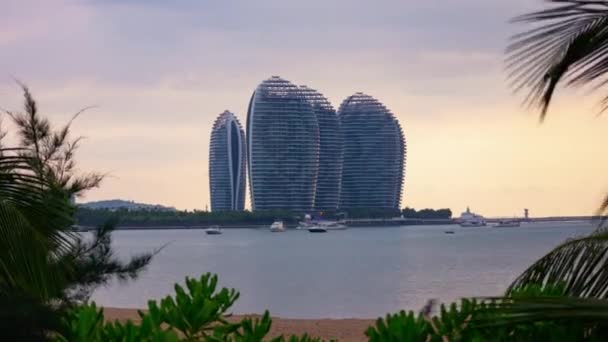 Sanya, Kína-szeptember 30 2018: Hainan sziget híres Sanya Phoenix Hotel légi panoráma 4k TimeLapse kb szeptember 30 2018 Sanya Hainan Kína.