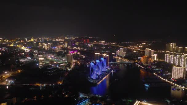 Iluminação Noturna Sanya Cityscape Tráfego Rua Aérea Panorama China — Vídeo de Stock
