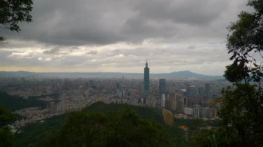 Gün zaman Taipei cityscape panorama. 4 k görüntüleri Çin