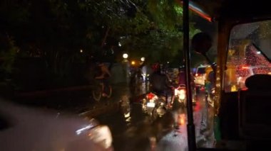 Bangalore, Hindistan - 17 Eylül 2018: gece aydınlatmalı bangalore şehir çekçek yol gezisi yolcu pov panorama 4k yaklaşık 17 Eylül 2018 bangalore, hindistan.