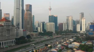 kuala lumpur şehir şehir merkezinde trafik yol hava üzerinden günbatımı uçuş panorama 4k Malezya