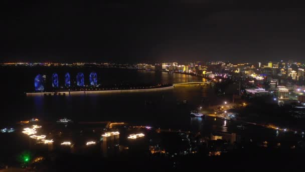 Nacht Verlichting Sanya Stadsgezicht Verkeer Straat Luchtfoto Panorama China — Stockvideo