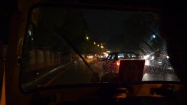 Bangalore, Hindistan - 17 Eylül 2018: gece aydınlatmalı bangalore şehir çekçek yol gezisi yolcu pov panorama 4k yaklaşık 17 Eylül 2018 bangalore, hindistan.