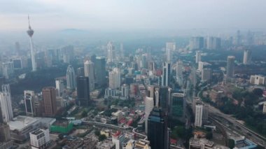 Kuala Lumpur, Malezya - 25 Eylül 2018: güneşli gün kuala lumpur şehir merkezinde sis panorama 4k dolaylarında 25 Eylül 2018 Kuala lumpur, Malezya.